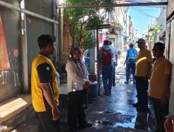 Humanis dan Guyub, Bhabinkamtibmas Maphar Bersama Warga Bersihkan Lingkungan
