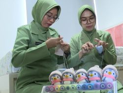 Antara Stetoskop dan Benang Rajut: Kisah Kreativitas dr. Zuhria