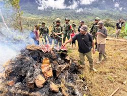 Pos Oksop Yonif 751/VJS Gelar Bakar Batu Bersama Warga, Hangatkan Kebersamaan di Kampung Oksop