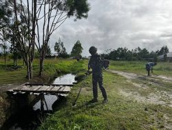 Bersih Nyaman, Damai Terjaga, Satgas Yonif 521/DY Hadir Bantu Masyarakat Peduli Lingkungan di Distrik Elelim