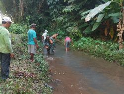 Bersihkan Sungai Demi Kelancaran Irigasi, Wujud Babinsa Doko Bersama Warga Bersatu Dengan Alam