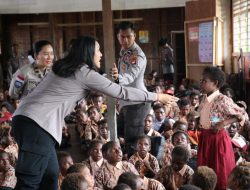 Hadirkan Keceriaan dan Edukasi Bagi Siswa, Satgas Damai Cartenz Gelar Bakti Sosial di SD Negeri Pomako 1