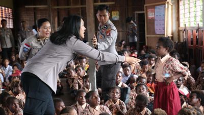 Hadirkan Keceriaan dan Edukasi Bagi Siswa, Satgas Damai Cartenz Gelar Bakti Sosial di SD Negeri Pomako 1