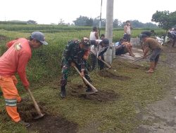 Bersihkan Bahu Jalan, Babinsa Pasirharjo Kerja Bakti Bersama Warga Demi Keindahan Lingkungan