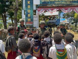Binter Anak Papua Cerdas, Satgas Yonif 521/DY Bagikan Buku di Distrik Napua