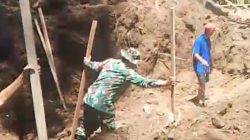 Tunjukkan Semangat Kebersamaan, Babinsa Airmadidi Bawah Turun Tangan Bantu Pemasangan Bowplank Jembatan Perintis Garuda