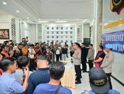 Polda Jambi Gelar Konferensi Pers, DPO Narkotika Berhasil Ditangkap di Tanjab Barat