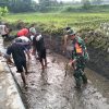 Dukung Sektor Pertanian, Babinsa Karang Tengah Bersama Warga Gotong Royong Bersihkan Irigasi