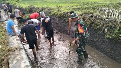Dukung Sektor Pertanian, Babinsa Karang Tengah Bersama Warga Gotong Royong Bersihkan Irigasi