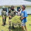 Wujudkan Lingkungan Bersih, Satgas Yonif 521/DY Bersama Warga Gelar Karya Bakti di Area Kantor Desa Apalapsili