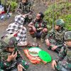 Sigap dan Peduli Binter TNI, Satgas Yonif 521/DY Tangani Perbaikan Jembatan Longsor di Distrik Eragayam