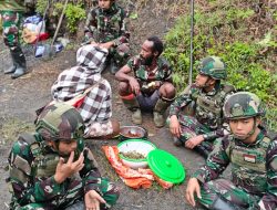 Sigap dan Peduli Binter TNI, Satgas Yonif 521/DY Tangani Perbaikan Jembatan Longsor di Distrik Eragayam