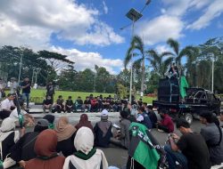 Protes Kinerja Iqbal–Dinda, Demo HMI MPO di Kantor Gubernur NTB Berujung Ricuh dan Pembakaran Ban