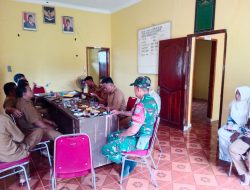 Kodim 0103/Aceh Utara Perkuat Sinergi, Babinsa Komsos Bersama Geuchik di Kantor Desa Babussalam