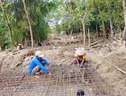 Semangat Tak Terbendung! Konstruksi Besi Jembatan Gantung Garuda di Cerme Kian Menguat