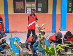 Satgas Pamtas RI–PNG Yonif 763/SBA Pos Suswa Laksanakan Kerja Bhakti Pembersihan Lingkungan SMP di Kampung Suswa