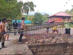 Gotong Royong Babinsa dan Warga Percepat Pembangunan Jembatan Perintis Garuda Rap- Rap