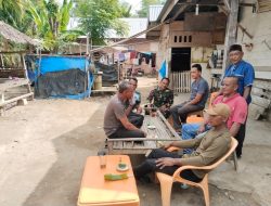 Suasana Santai Penuh Keakraban, Babinsa Komsos Bersama Warga