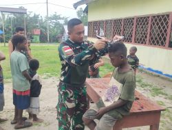 Sentuhan Humanis TNI di Tanah Papua: Satgas Yonif 123/Rajawali Pangkas Rambut Anak-Anak, Hadirkan Keceriaan di Perbatasan