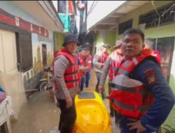 Polairud Polda Metro Jaya Evakuasi Warga Kebon Pala, Ketua RT: Apresiasi Tinggi dan Terima Kasih atas Kepedulian Polisi