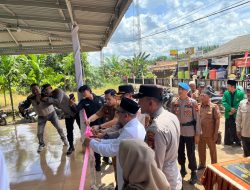 Dukung Program Prioritas Nasional, Kapolres Banyuasin Salurkan Bantuan Sosial di Air Kumbang