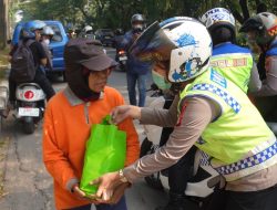 Kapolres Metro Bekasi Salurkan 400 Paket Sembako untuk Perempuan Pejuang di Hari Kartini