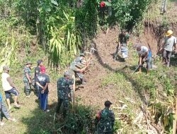 Babinsa Koramil Sumberpucung Bersama Warga Gotong Royong Bangun Pondasi Jembatan Penghubung Antar Dusun