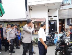 Kapolres Jakbar Turun Langsung Sapa Warga Kedoya Utara, Perkuat Kedekatan Polisi dan Masyarakat Secara Door to Door