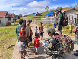 Pos Serambakon Laksanakan Anjangsana ke Kampung Wanbakon, Berikan Pengobatan Gratis dan Bingkisan untuk Anak-Anak