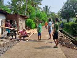 Sinergi Babinsa Dan Warga, Gotong Royong Perbaiki Atap Rumah Bapak Sukardi