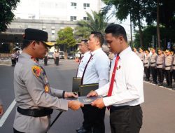 Kapolda Metro Jaya Serahkan Pin Emas Kapolri