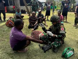 Pererat Tali Silaturahmi, Satgas Yonif 521/DY Kunjungi Tokoh Agama dan Berikan Pelayanan Kesehatan Gratis di Kampung Bolakme