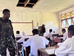 Satgas Yonif 763/SBA Berikan Rasa Aman Saat Ujian Sekolah di SMA Negeri Kokoda