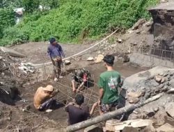 Demi Segera Terwujudnya Jembatan Beton Garuda, Warga dan Babinsa Turun Bantu Proses Pekerjaan