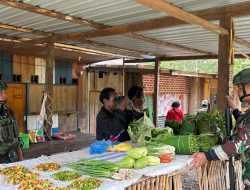 Pos Okpol Yonif 751/VJS Beli Hasil Kebun Warga, Dukung Kesejahteraan Masyarakat Sekitar Pos