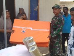 Wujud Kepedulian, Babinsa Distribusikan Bantuan Logistik BNPB untuk Pengungsi di Huntara