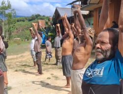Pos Parim Yonif 751/VJS Gelar Senam Lansia dan Bagikan Susu Rendah Lemak di Kampung Kakopo