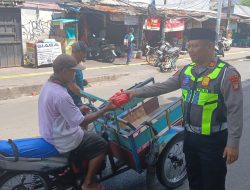 Tebar Kepedulian di Hari Jumat, Polantas Tambora Bagikan Nasi untuk Warga dan Pengendara
