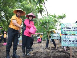 Wariskan Sejuk untuk Anak Cucu: Ibu-ibu Kemala Bhayangkari Gresik Tanam Harapan Lewat Puluhan Pohon di Randuagung