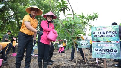 Wariskan Sejuk untuk Anak Cucu: Ibu-ibu Kemala Bhayangkari Gresik Tanam Harapan Lewat Puluhan Pohon di Randuagung