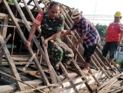 Bantu Perbaiki Atap Rumah Warga Lansia, Wujud Babinsa Bendogrit Peduli Terhadap Kesulitan Rakyat