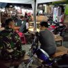 Babinsa Ngemplak Aktif Jaga Keamanan, Patroli Malam dan Komsos di Pos Pam Swakarsa Haji Donohudan