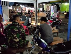 Babinsa Ngemplak Aktif Jaga Keamanan, Patroli Malam dan Komsos di Pos Pam Swakarsa Haji Donohudan