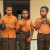 Satgas Yonif 123/Rajawali Tebar Kepedulian di Papua Selatan, Bagikan Seragam Pramuka untuk Siswa SD Negeri Bade Mememu
