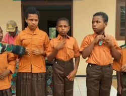 Satgas Yonif 123/Rajawali Tebar Kepedulian di Papua Selatan, Bagikan Seragam Pramuka untuk Siswa SD Negeri Bade Mememu