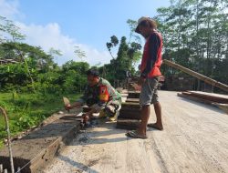 Wujud Babinsa Kebonduren Bersama Warga Kerja Bakti Pasang Dinding Pembatas Jembatan Perintis Garuda Kali Complang