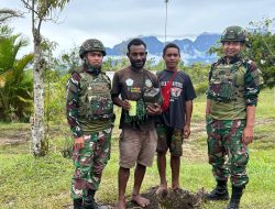Senyum Hangat di Tanah Papua, Satgas Yonif 521/DY Gelar Komsos di Apalapsili