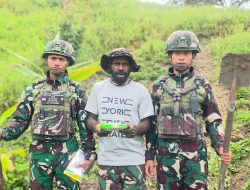 Meningkatkan Ketahanan Pangan, Satgas Pamtas Yonif 521/DY Bagikan Bibit Pertanian kepada Warga di Distrik Eragayam