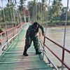 Patroli Jembatan, Babinsa Koramil 19/Sawang Kodim 0103/Aceh Utara Pastikan Akses Warga Aman