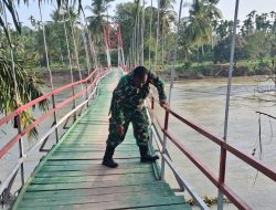 Patroli Jembatan, Babinsa Koramil 19/Sawang Kodim 0103/Aceh Utara Pastikan Akses Warga Aman